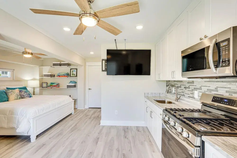Rooftop Deck & Hot Tub: Mexico Beach Home!