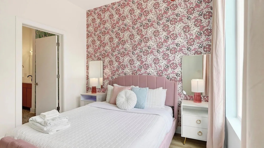 The Bloom House & Cosmic Cowgirl by Avantstay Sleeps 17 + 2 Units Gym + Rooftop + Skyline Views