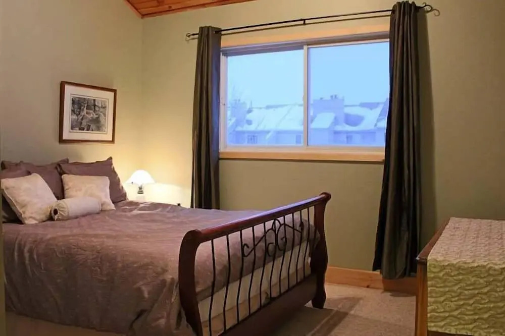 7 Bed Blue Mountain Chalet with Hot Tub 35R