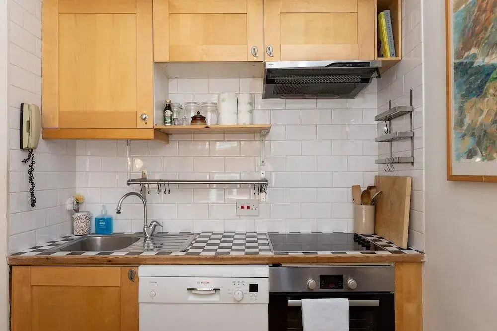 Spacious, Light-Filled 2 Bedroom Apartment