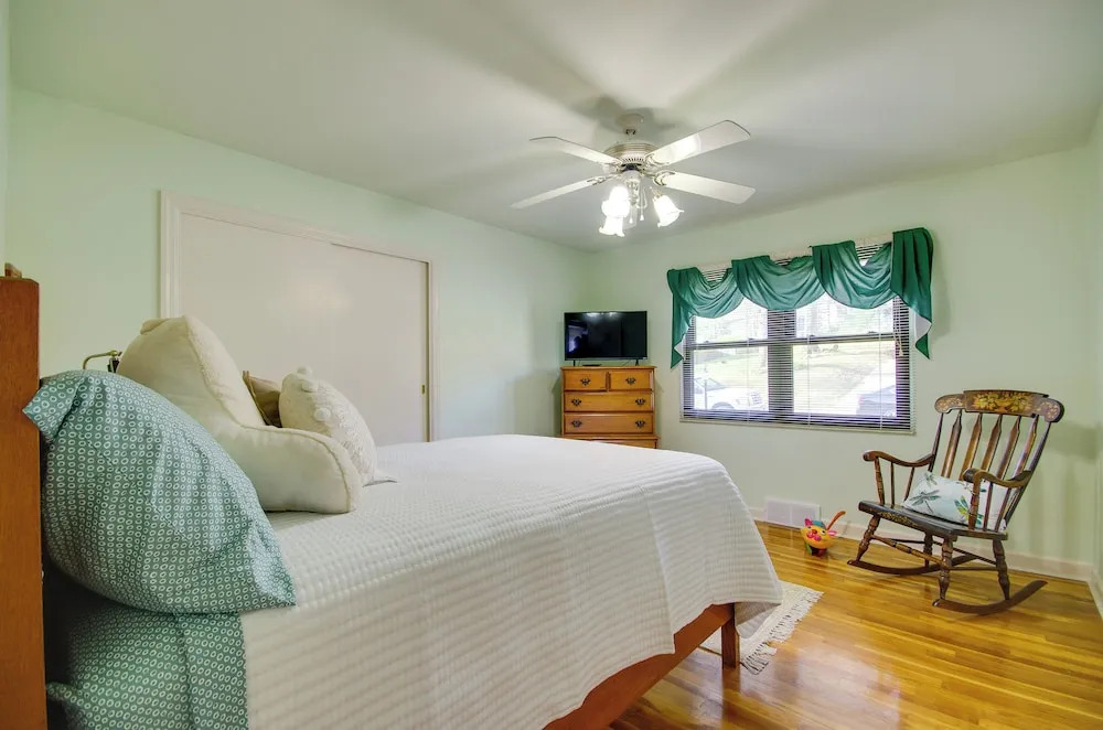 Charming Jefferson City Home: 2 Mi to Downtown!