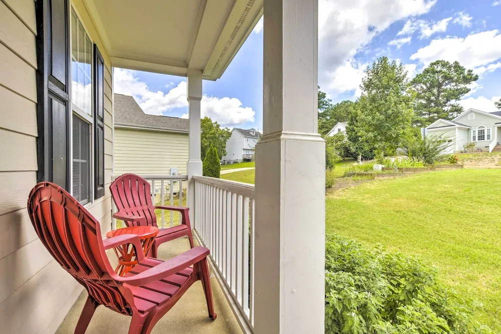 Welcoming Abode w/ Yard ~ 1 Mi to Dtwn Apex!