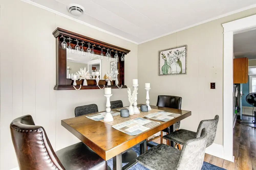 Walk to Lake Ontario & Parks! Lovely Apartment