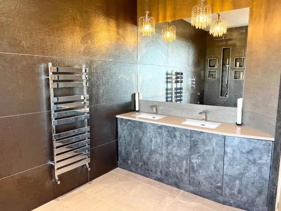 Manchester Luxury Country House Close To The City With Hot Tub & BBQ Fire Pit