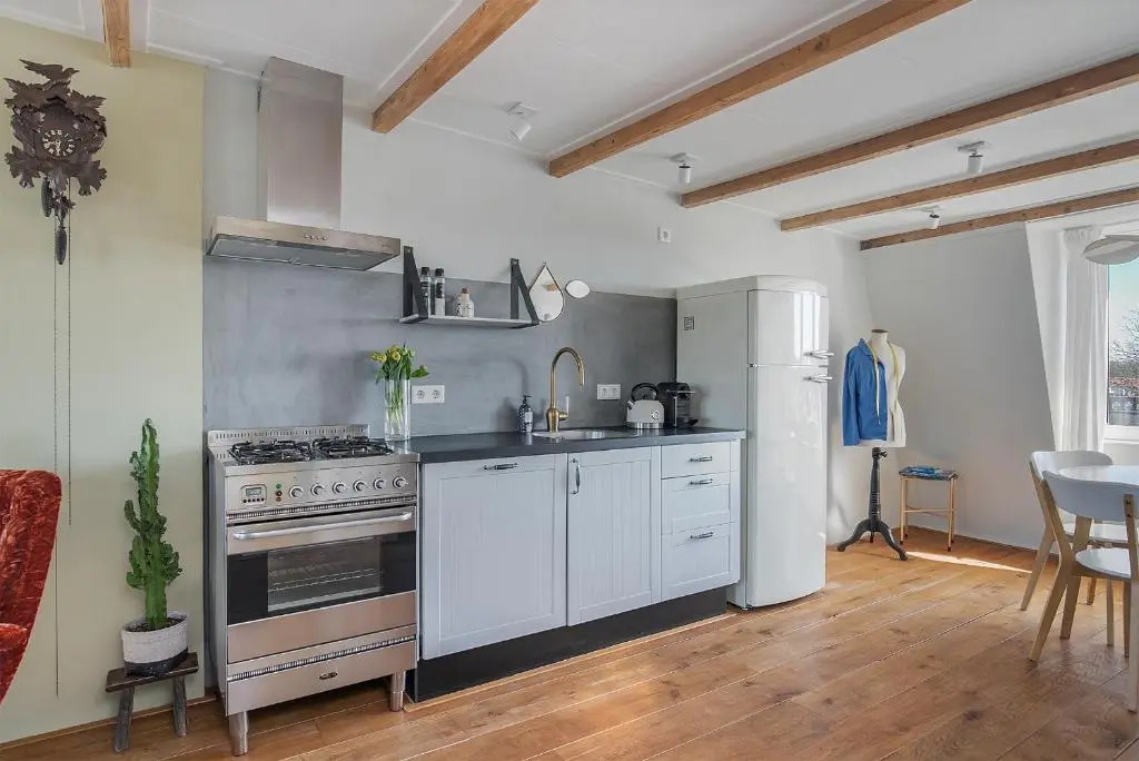 Uniek verblijf in herenhuis, eigen appartement op de tweede etage van ons huis