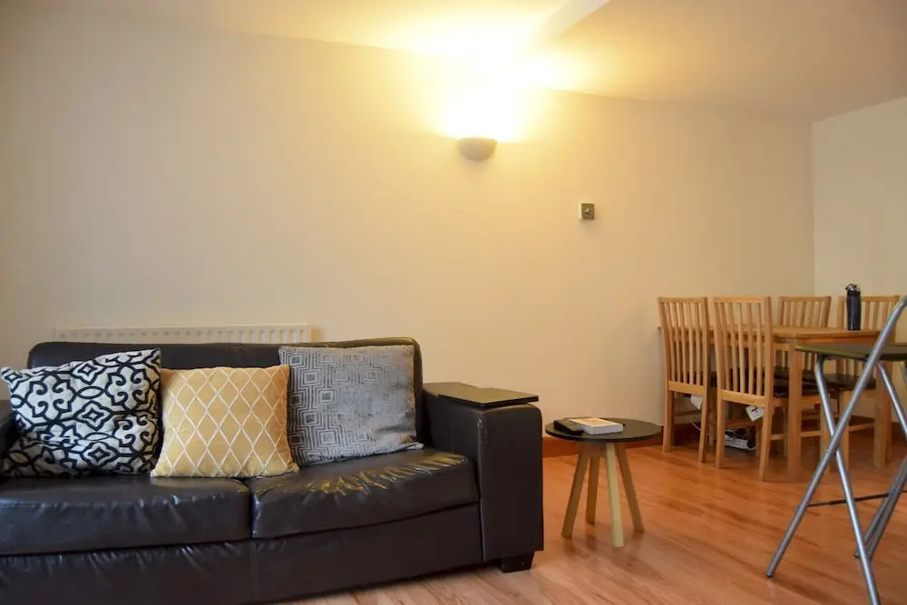 Modern 2 Bedroom Apartment