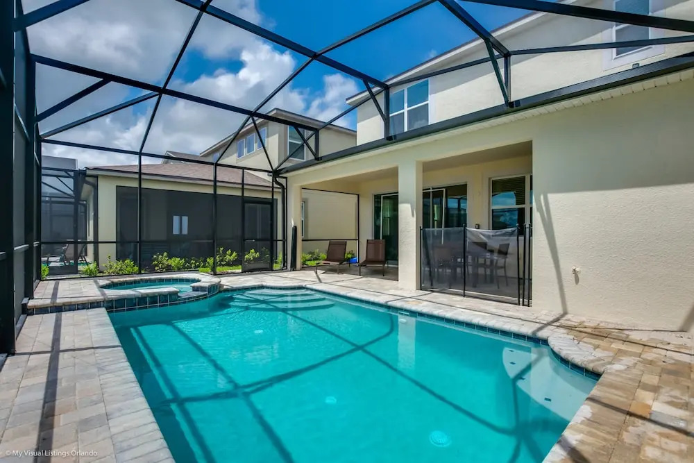 Beautiful 4 Bed With Pool & Spa