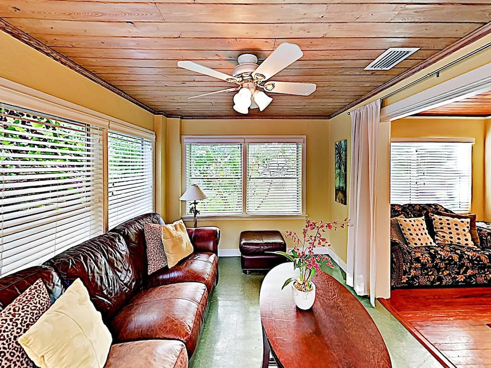 Tropical Oasis - 3 Minutes To Beach Home