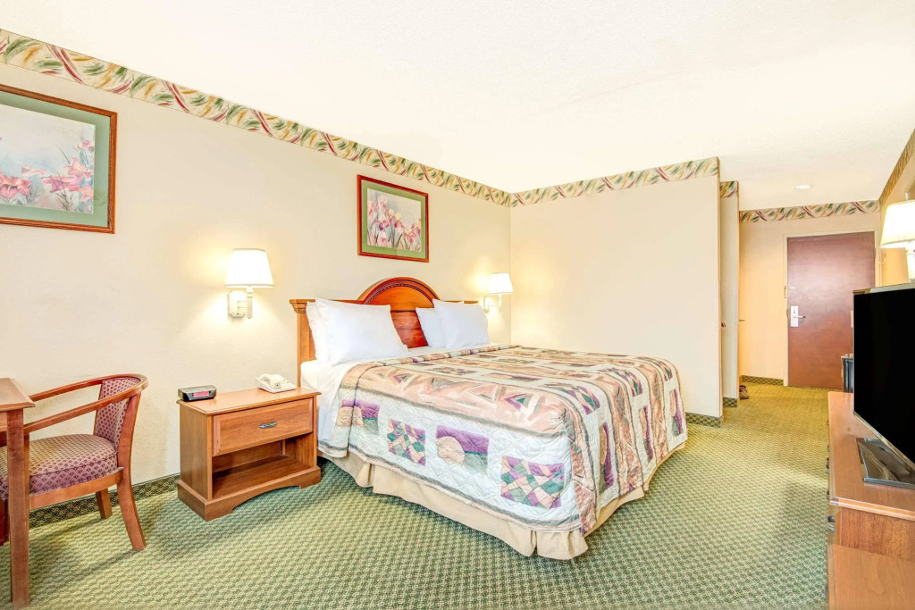 Days Inn Louisburg