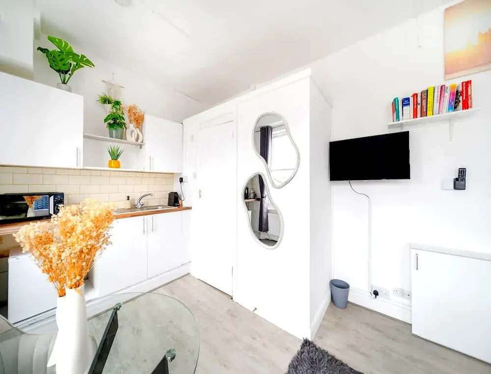West Kensington Modern Couple Retreat