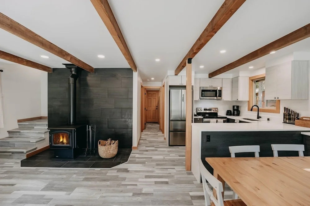 48sl - Hot Tub - Pets Ok - Wifi - Wood Stove - Sleeps 5 3 Bedroom Home by Redawning