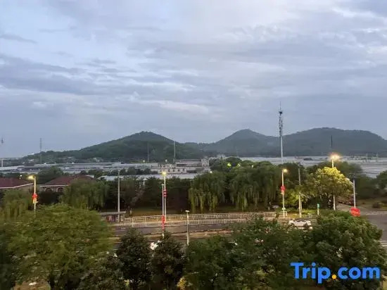 Yuefeng Hotel (Wuhu Sanshan Economic Development Zone)