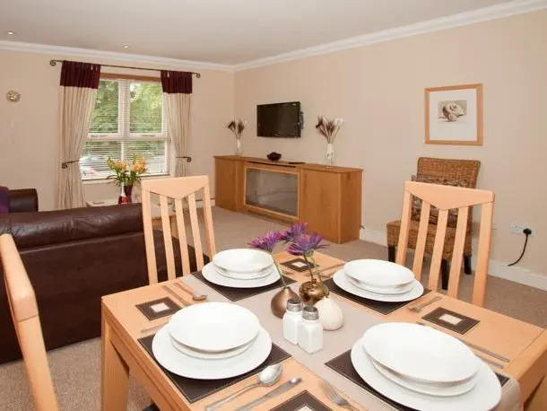 Riverbank View Three Bedroom Apartment with Free Parking