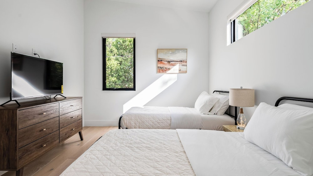 Stylish Home With Firepit & Balcony Steps From Austins Best Near Rainey St, Lady Bird Lake & Downtown The Ashlee by Avantstay