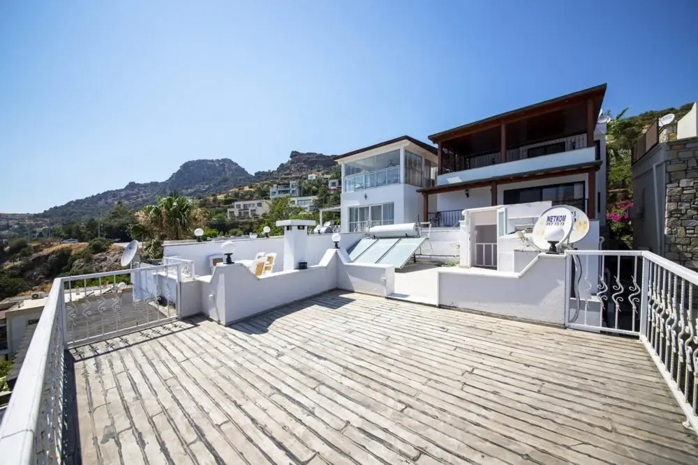 Seaside House With Mesmerizing View in Turkbuku