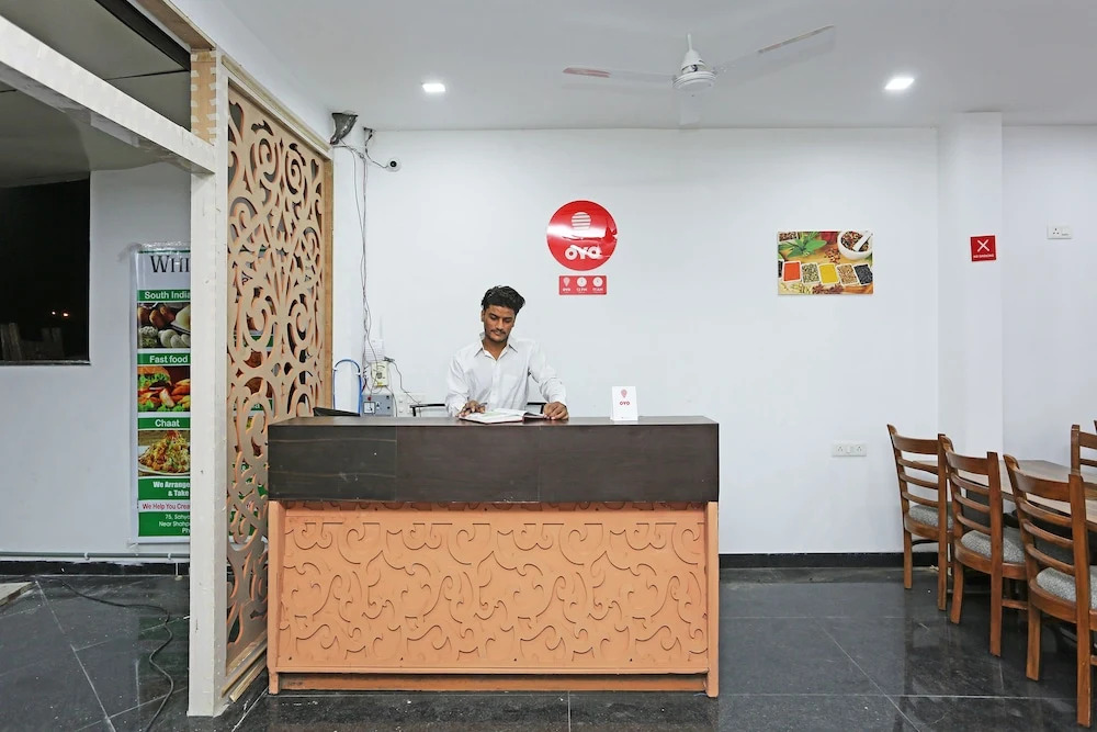 OYO 10718 White Oak Hotel