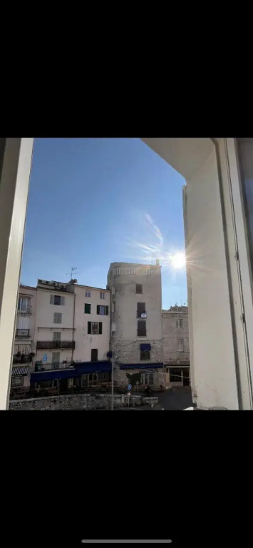 Au coeur du vieil Antibes et à 2 pas de la mer...