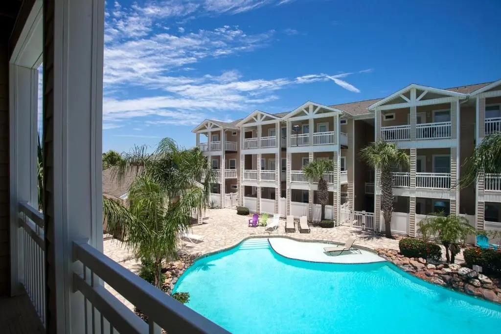 Luxurious Townhome Overlooking Tropical Pool