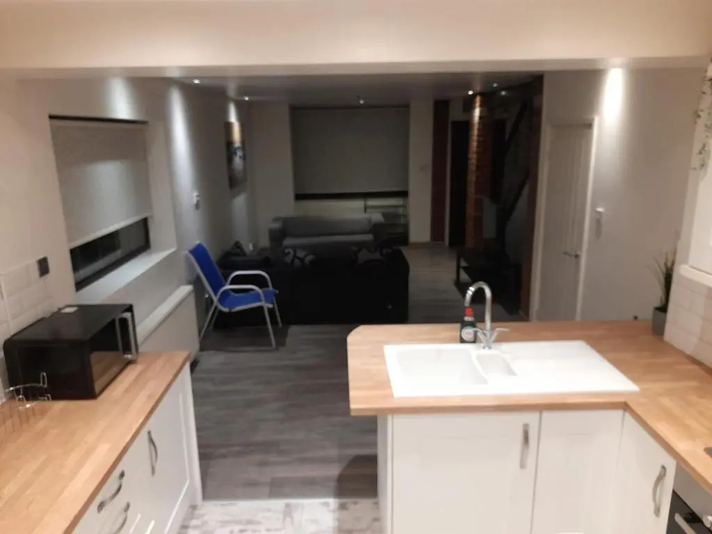 Central Manchester Family-Friendly Home with Free Parking and Workspace
