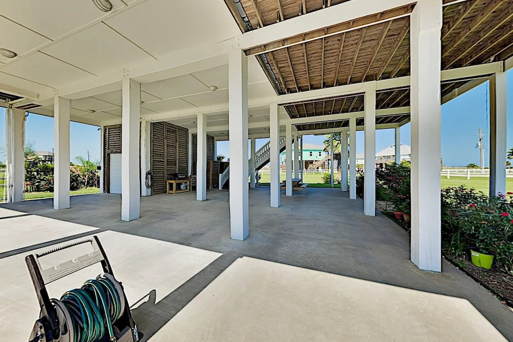 Gulf-view - Walk To Beach! 3 Bedroom Home