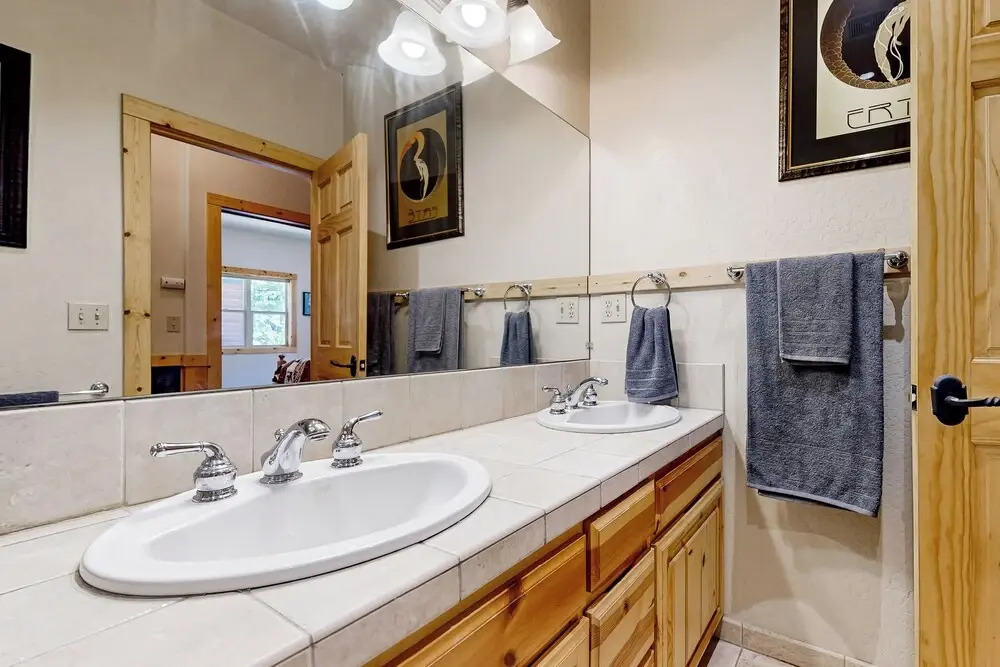 4BR House w/ Hot Tub & Expansive Deck