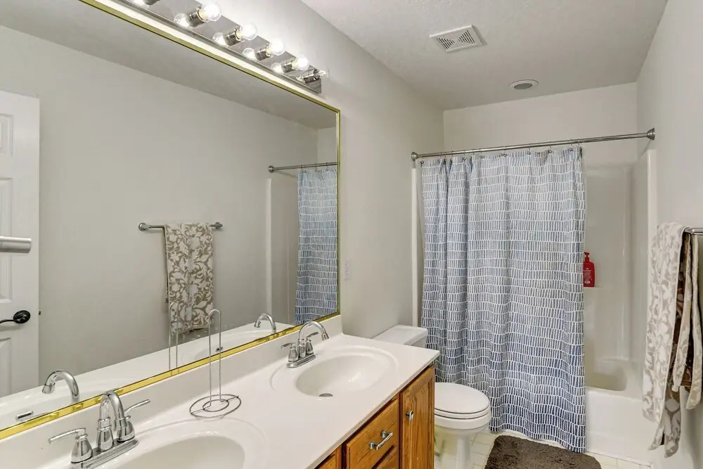Des Moines Suburb Stay w/ Spacious Layout & Deck!