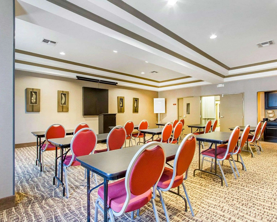 Comfort Suites University