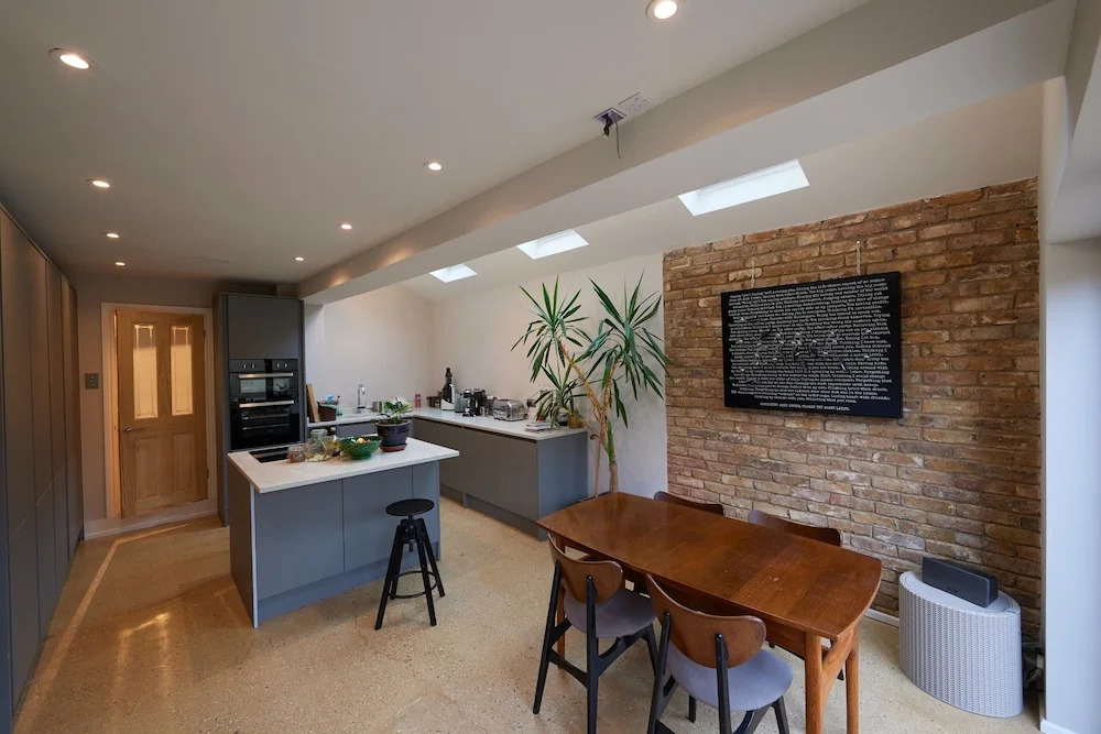 Modern 3 Bedroom House With Garden in Peckham