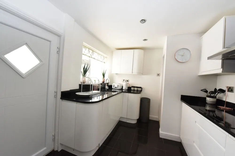 "Honeysuckle House Chester" by Greenstay Serviced Accommodation - Large 3 Bed House, Sleeps 6, Perfect For Contractors, Business Travellers, Families & Groups