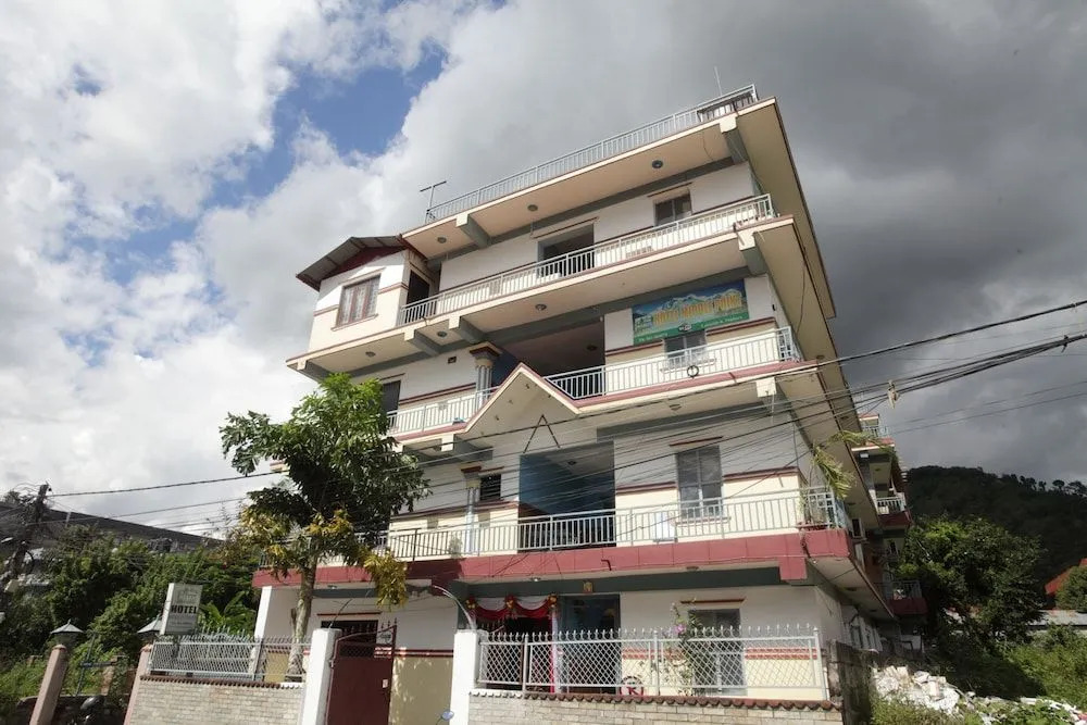 OYO 618 Hotel Middle Point