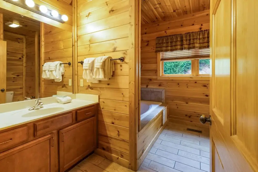 Dogwood Grand Cabin Hot tub and Games