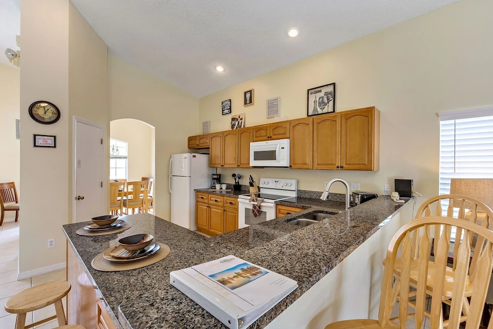 2 Suites, 1 King, 5 beds- Pool, Games Room #810 villa