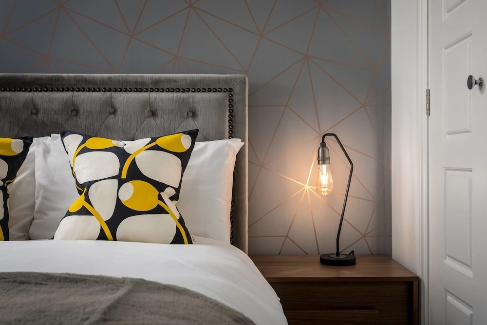 Elliot Oliver - Modern 2 Bedroom Town Centre Apartment