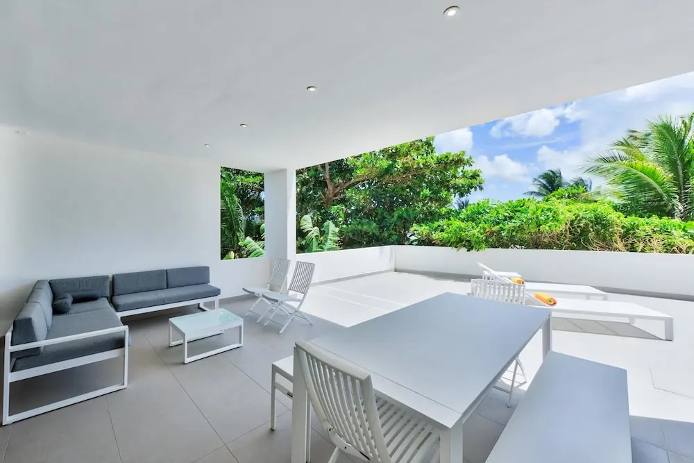 Contemporary Condo, Walk to Beach, Shops, Restaurants, AC, Free Wifi, Pool