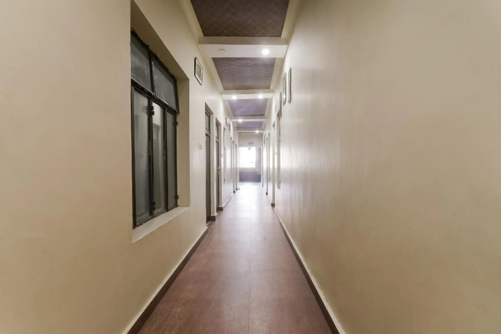 OYO 75205 Hotel Samrat
