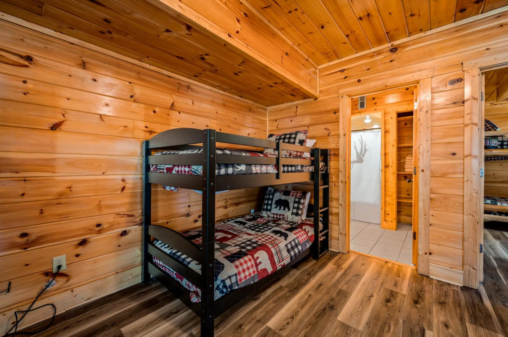 Affordable Cozy Cabin with Firepit Gameroom
