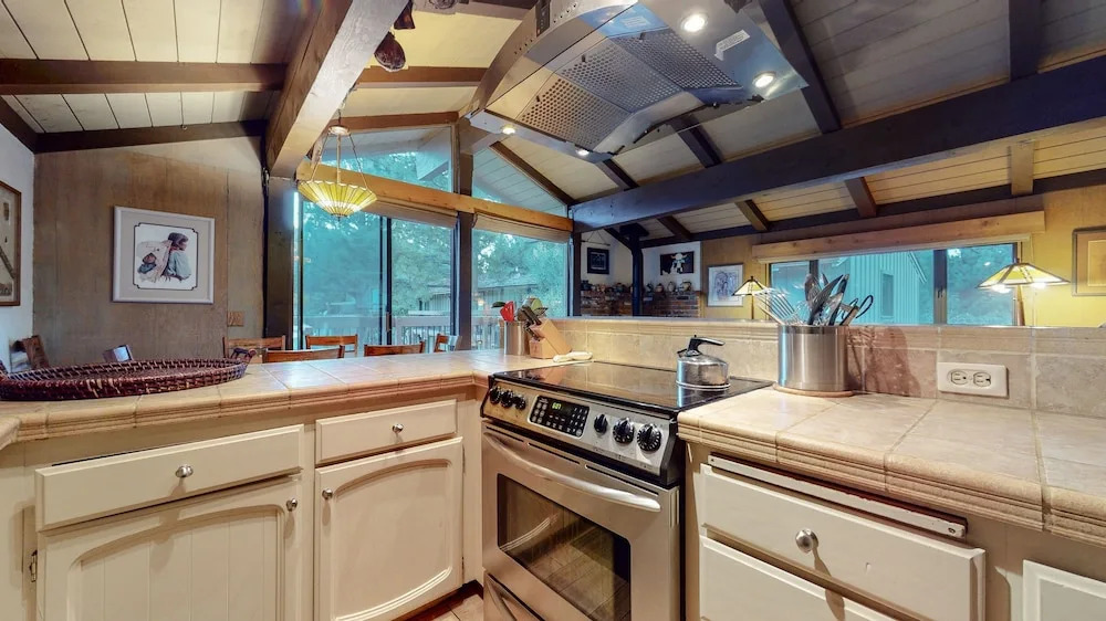 Villa de los Pinos 16 Rustic, Pet-Friendly with Gorgeous Mountain Views by RedAwning