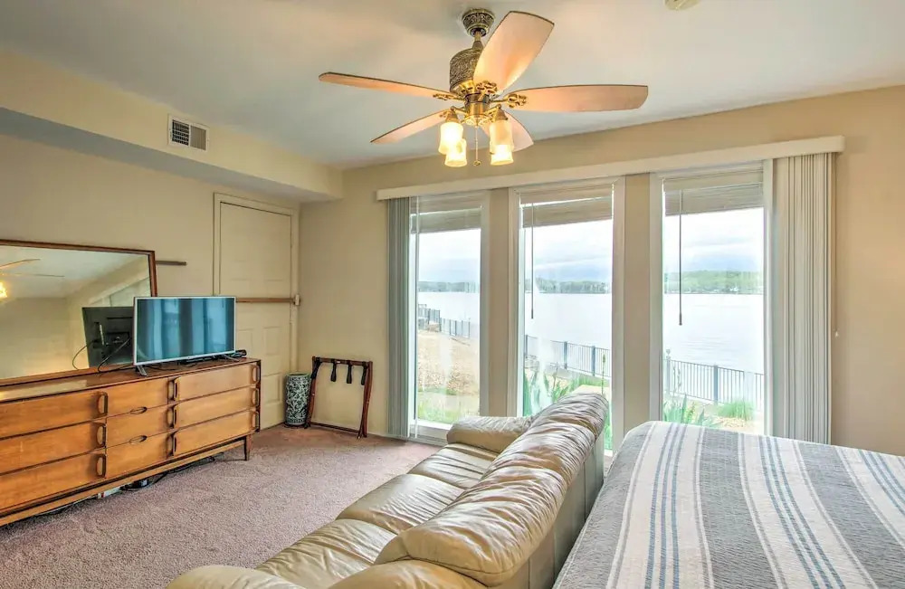 Pool Days & Water Fun Await: Lake Ozark Escape!