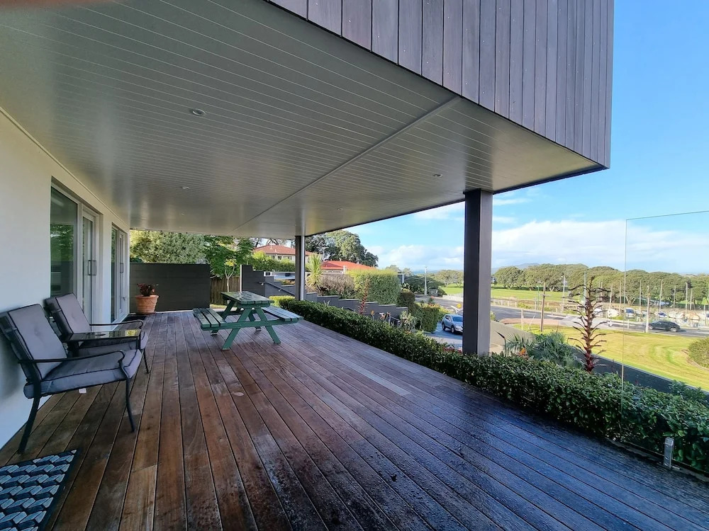Fabulous Milford 1BR With Views & SkyTV