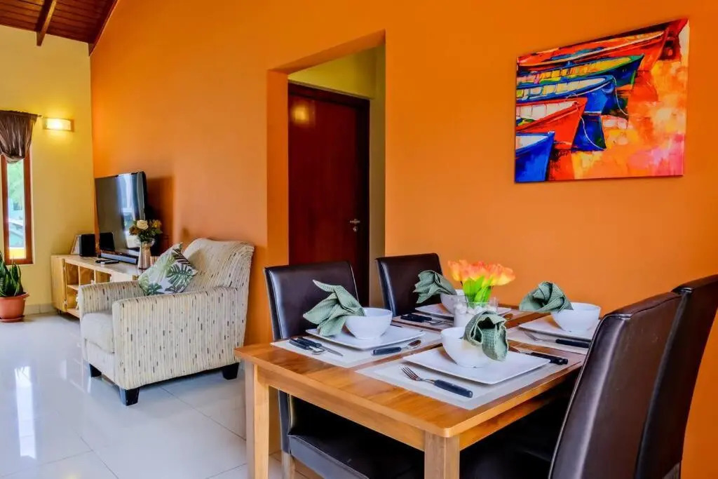 Iona's home: Vibrant 2bedroom home near Willemstad