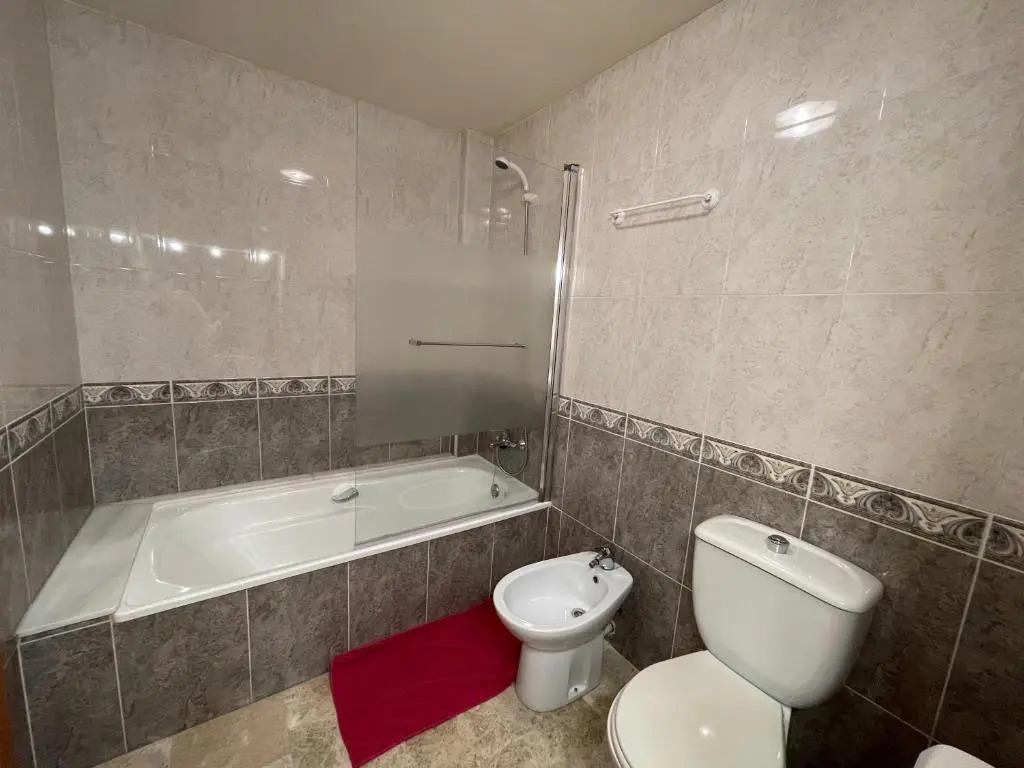 APPART STANDING 2 chambres 2SDB clim PISCINE PARKING WIFI TERRASSE 21m2 LOCAL VELO Port-Aventura, plage, centre