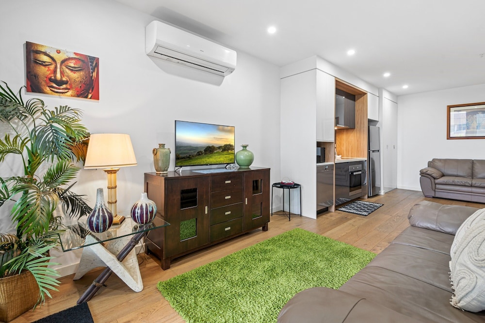 Spacious 2-bed Apartment in Hughesdale