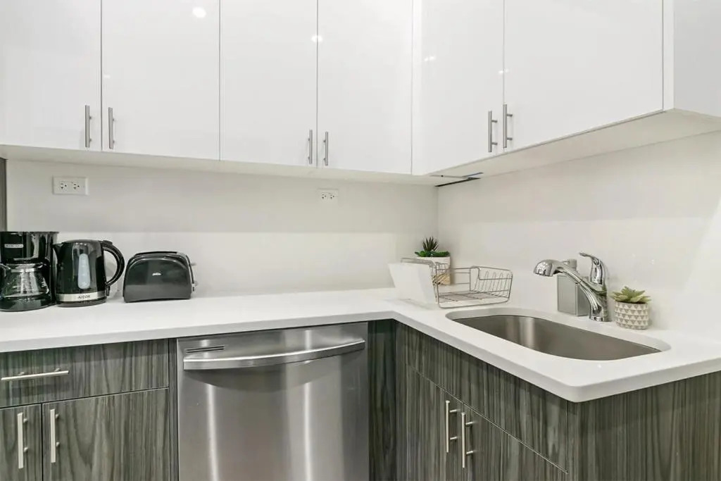Bright Spacious Apt, Comfy King Bed, 5 Location