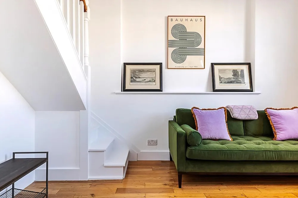 Stylish Chelsea Flat With Luxe Comfort Charm