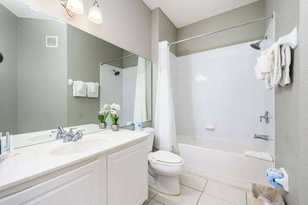Beautiful Lake View Condo, Vista Cay-1004