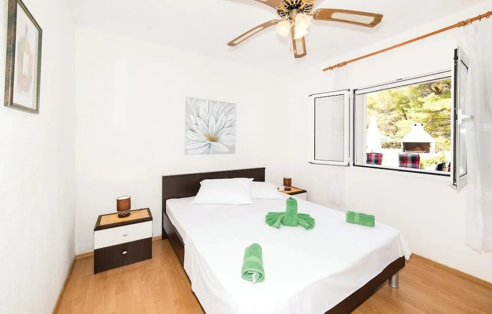 Awesome Home in Okrug Donji With Wifi and 6 Bedrooms