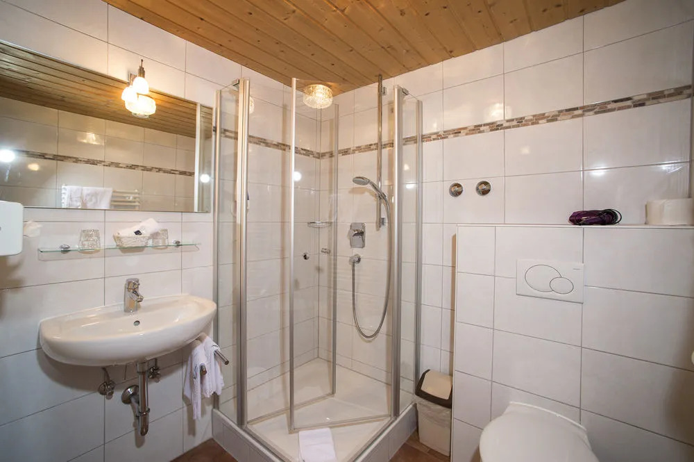 Aktivhotel & Gasthof Schmelz Ihr familienfreundliches Urlaubs Hotel mit Wellness, Almsauna, Chiemgau Karte