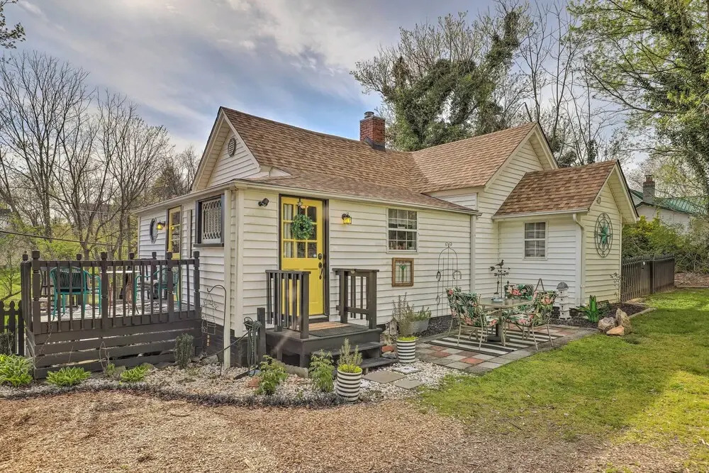 Stylish Woodfin Home w/ Backyard & Fire Pit