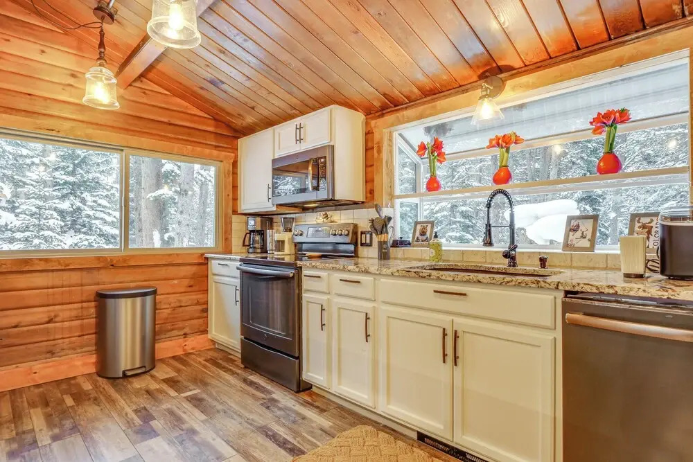 5 Mi to Breckenridge Ski Resort: Cozy Wood Cabin!