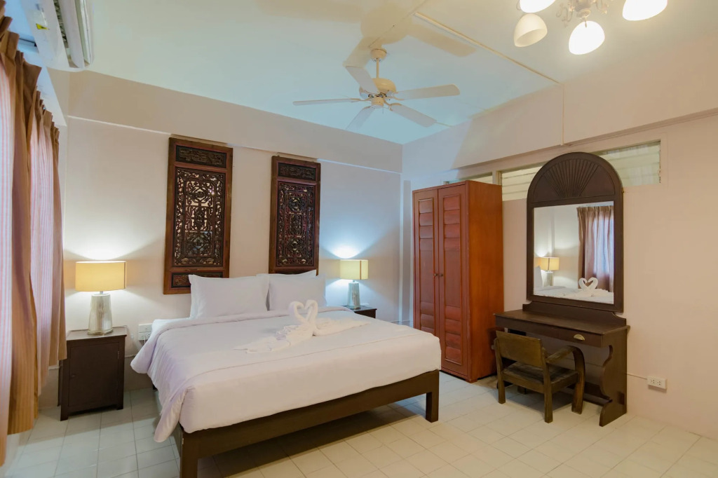 C207 Rooftop Pool & King Bed, Walk to Surin Beach